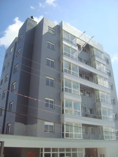 Apartamento localizado no B. Universitrio prximo a ucs, 04 aptos por andar, 01 dormitrio no ltimo andar, 54,00m2 de rea privativa, sacada integrada, esquadrias em aluminio, 01 garagem inclusa no valor, isolamento acsticos nas lajes, forro de gesso em todos ambientes, piso porcelanato e laminado, churrasqueira. Pronto para morar! LINDSSIMO IMVEL! Contate cel whats 99991 3310